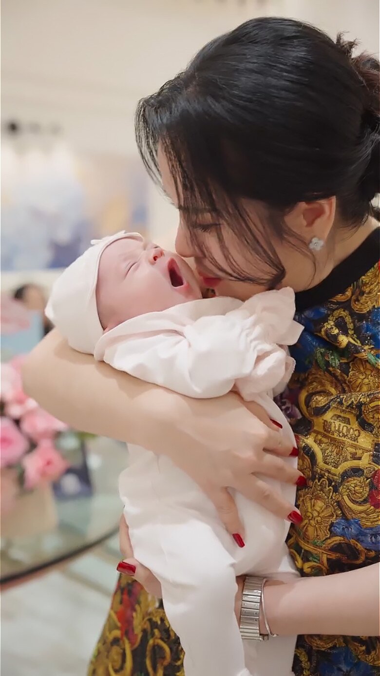 Phương Lê rất cưng chiều, yêu thương con gái út.