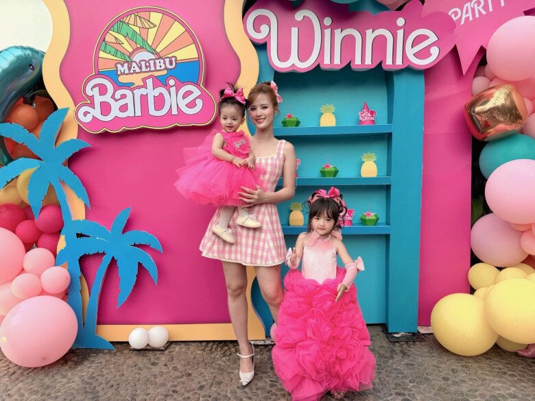 Nữ ca sĩ và 2 ái nữ xuất hiện như “Barbie mẹ và Barbie con” phiên bản đời thực.