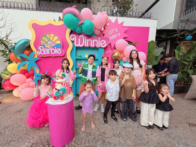 Bữa tiệc còn có sự tham gia của các bạn nhỏ có bố mẹ là bạn bè của cặp đôi Đông Nhi - Ông Cao Thắng.