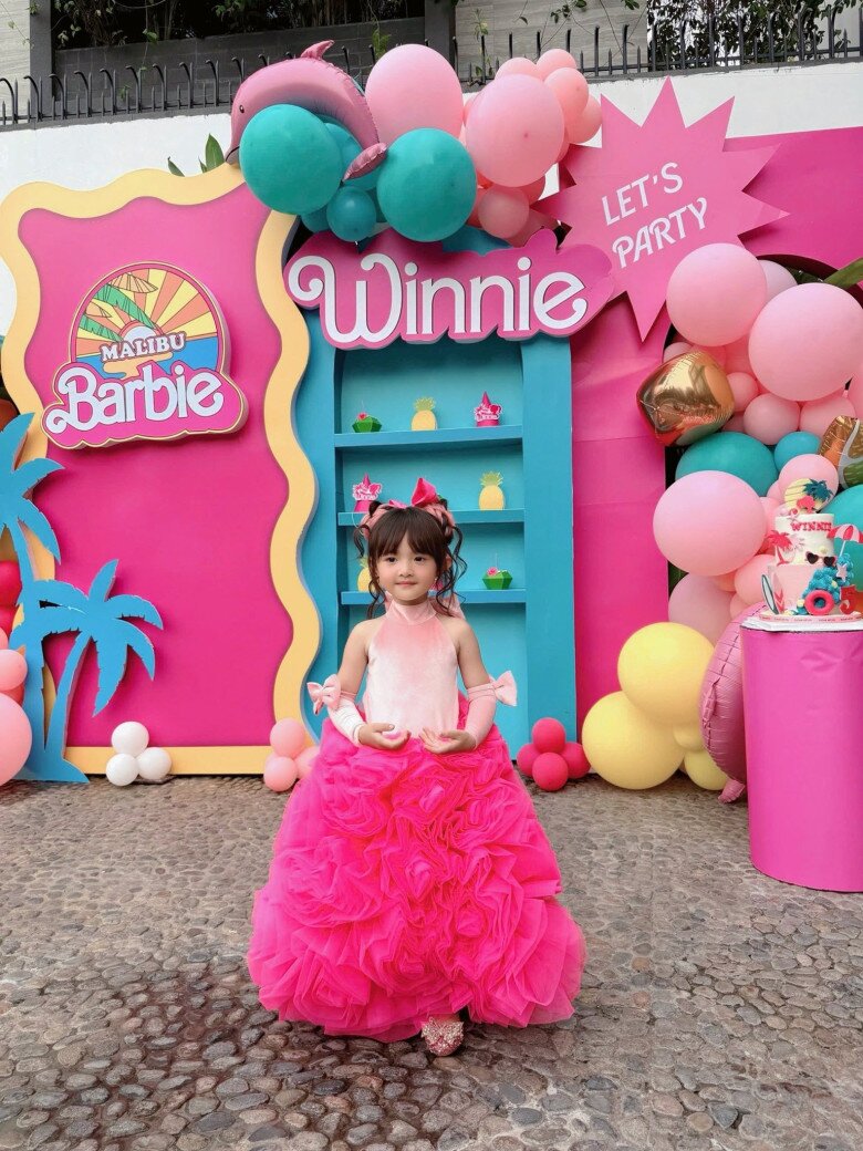 Cô bé được ví như búp bê Barbie phiên bản đời thực.