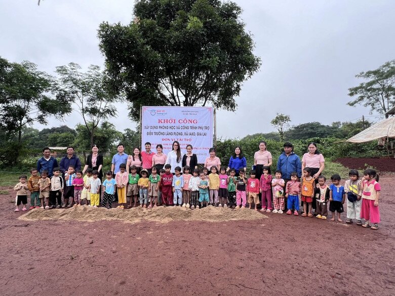 Sao Việt 24h: Con gái lớn nhà Ông Cao Thắng hóa búp bê Barbie trong tiệc sinh nhật 5 tuổi, nắm chặt tay em ruột - 12