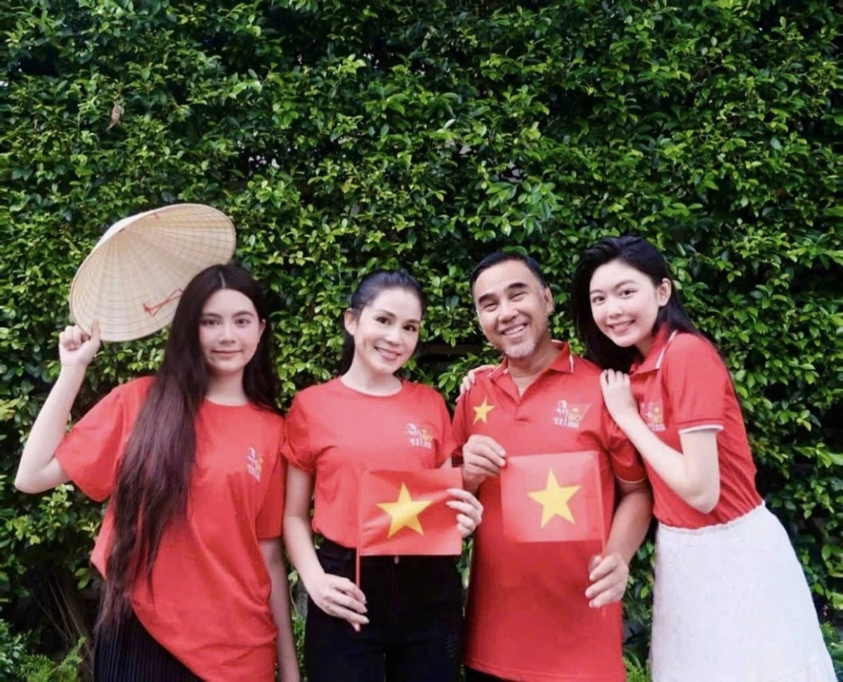 Quyền Linh có 2 cô con gái xinh đẹp, tài năng.