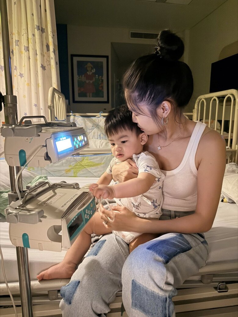 Sao Việt 24h: Con gái Hoa hậu Phương Lê amp;#34;khóc umamp;#34; mỗi khi NSƯT Vũ Luân vắng nhà, vẻ mặt hưởng thụ khi được bố cưng nựng - 8