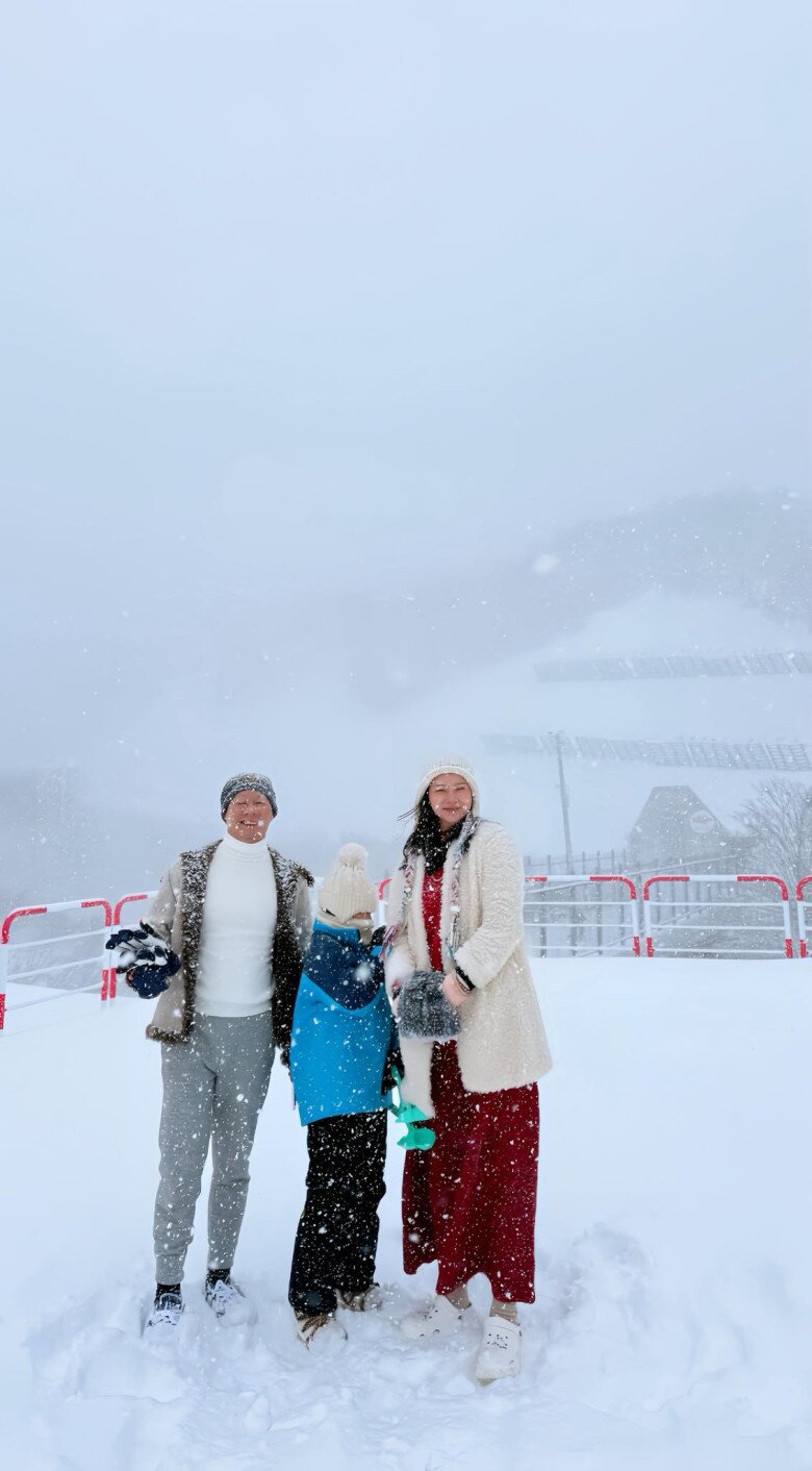 Sao Việt 24h: Con gái Hoa hậu Phương Lê amp;#34;khóc umamp;#34; mỗi khi NSƯT Vũ Luân vắng nhà, vẻ mặt hưởng thụ khi được bố cưng nựng - 4