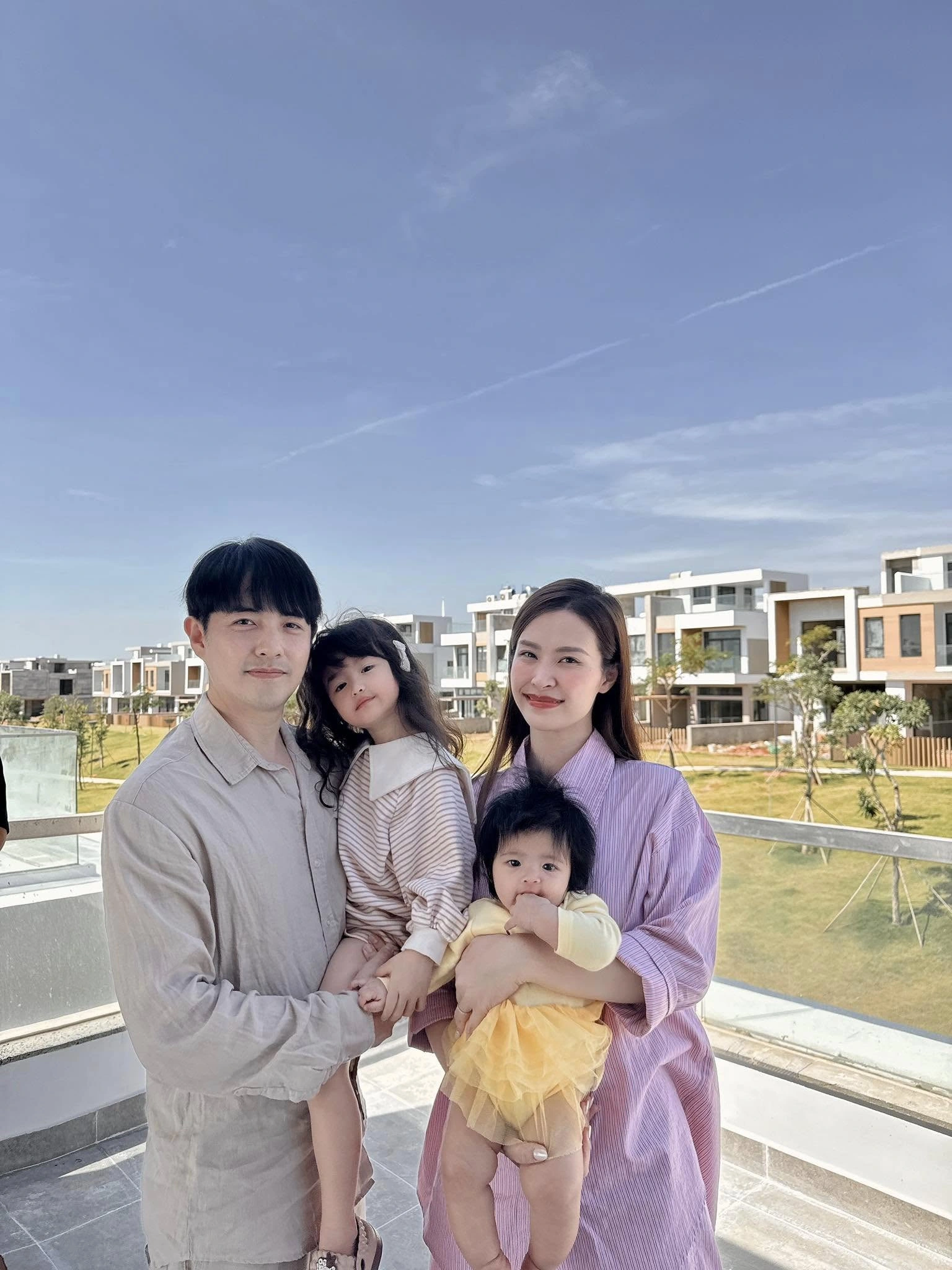 Đông Nhi và Ông Cao Thắng bên 2 con gái.