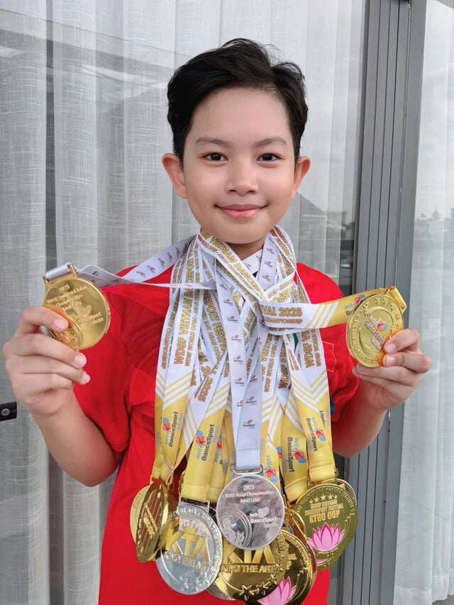 Con trai Khánh Thi - Phan Hiển những năm gần đây liên tục giành huy chương tại nhiều cuộc thi lớn. 