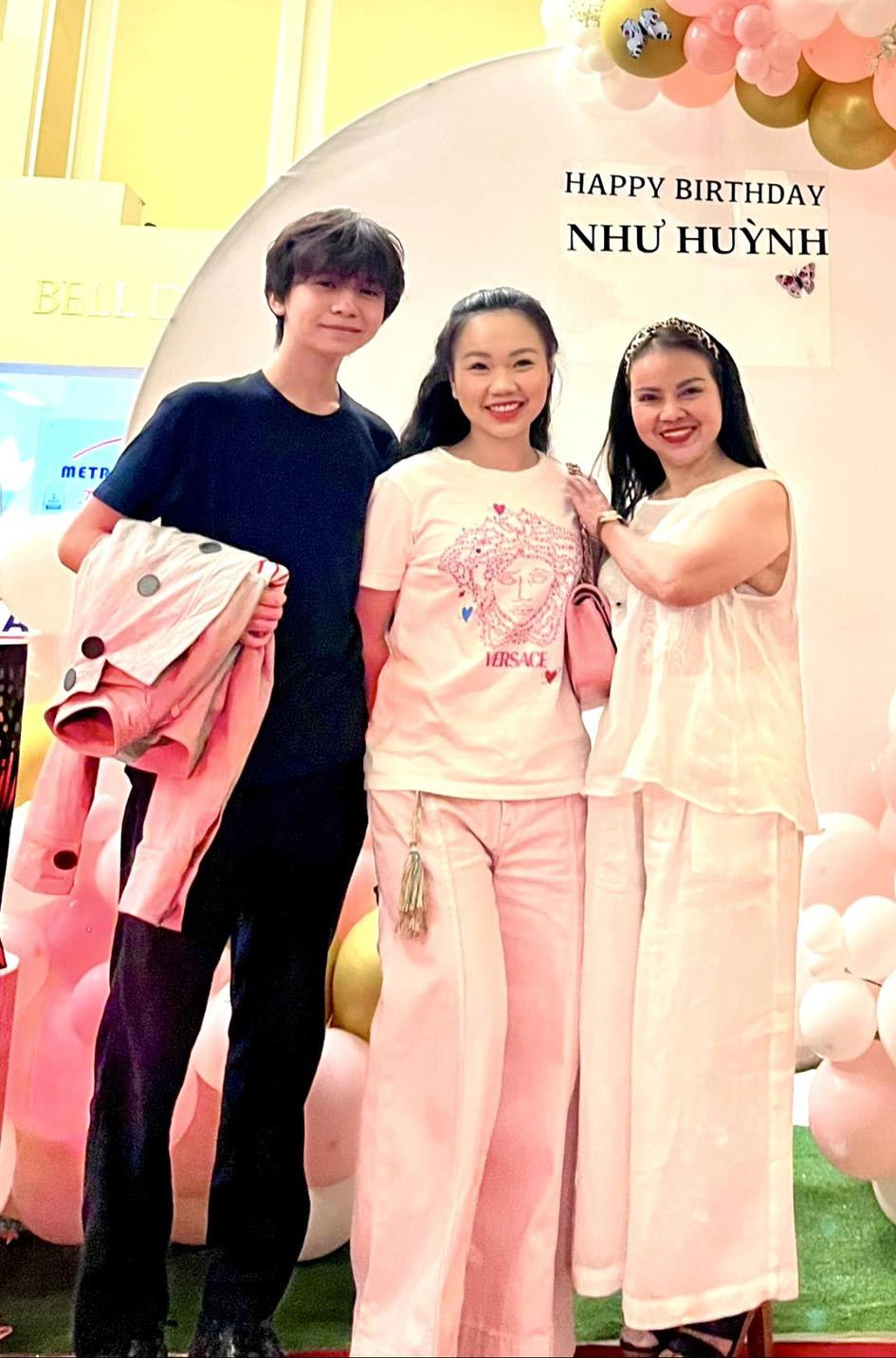 2 con nuôi của Đàm Vĩnh Hưng bên cạnh mẹ ruột.