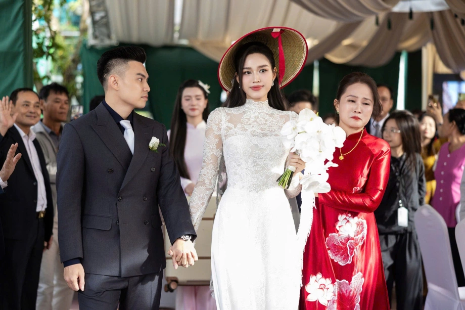 Thiếu gia Viết Vương luôn dành cho vợ ánh mắt quan tâm, tình tứ.