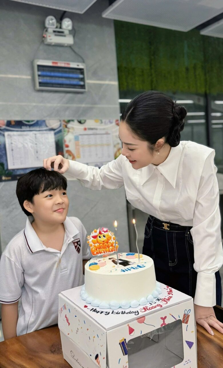 Sao Việt 24h: Đỗ Mỹ Linh vừa gặp amp;#34;bão tápamp;#34; liền được chồng Chủ tịch tặng hoa, thắc mắc ai dạy ông xã hành động lãng mạn - 12