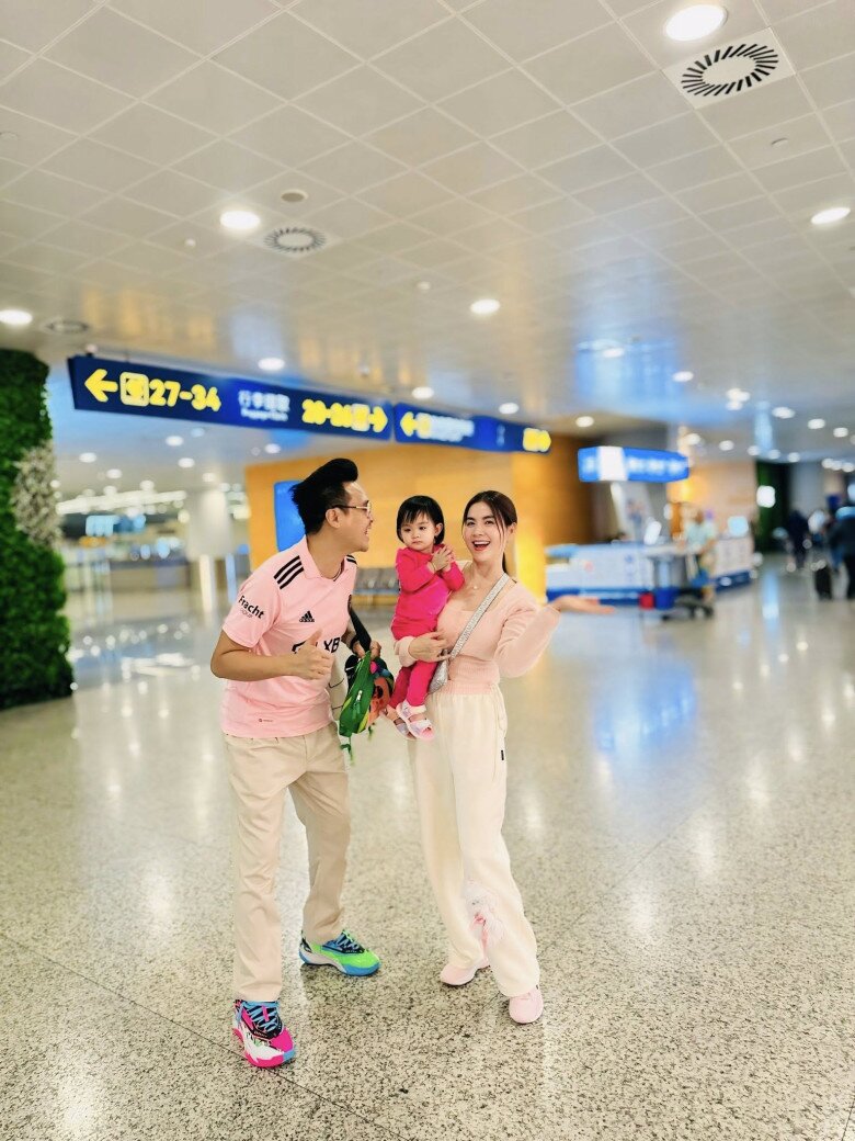 Sao Việt 24h: Đỗ Mỹ Linh vừa gặp amp;#34;bão tápamp;#34; liền được chồng Chủ tịch tặng hoa, thắc mắc ai dạy ông xã hành động lãng mạn - 9