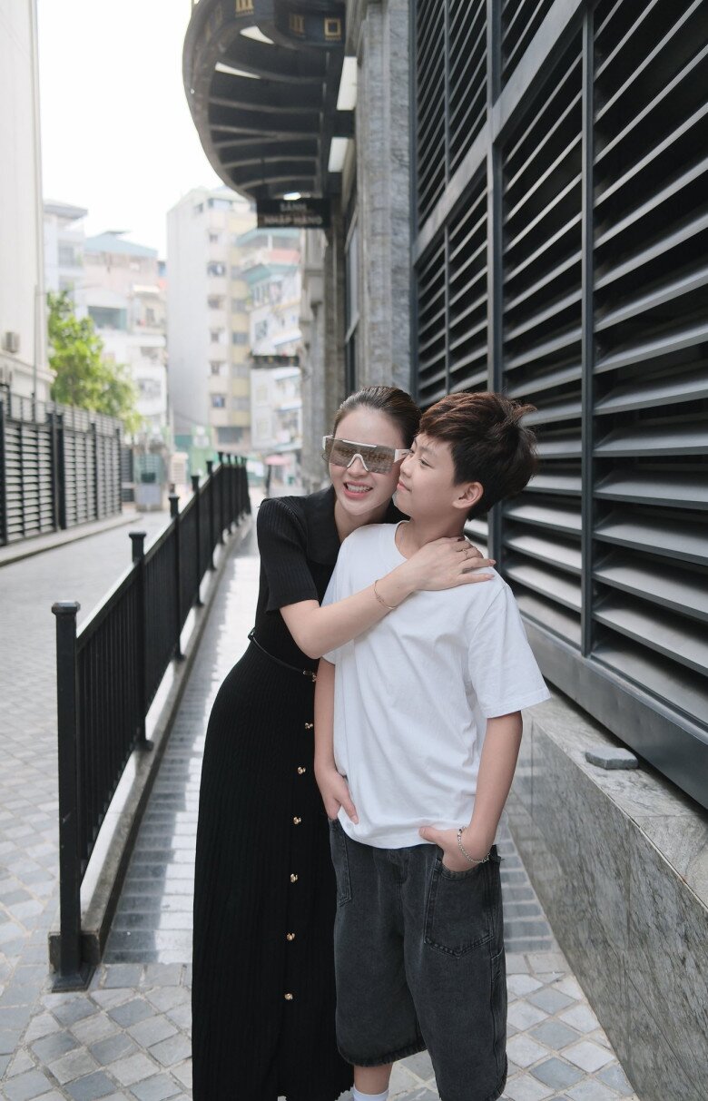 Sao Việt 24h: Đỗ Mỹ Linh vừa gặp amp;#34;bão tápamp;#34; liền được chồng Chủ tịch tặng hoa, thắc mắc ai dạy ông xã hành động lãng mạn - 11