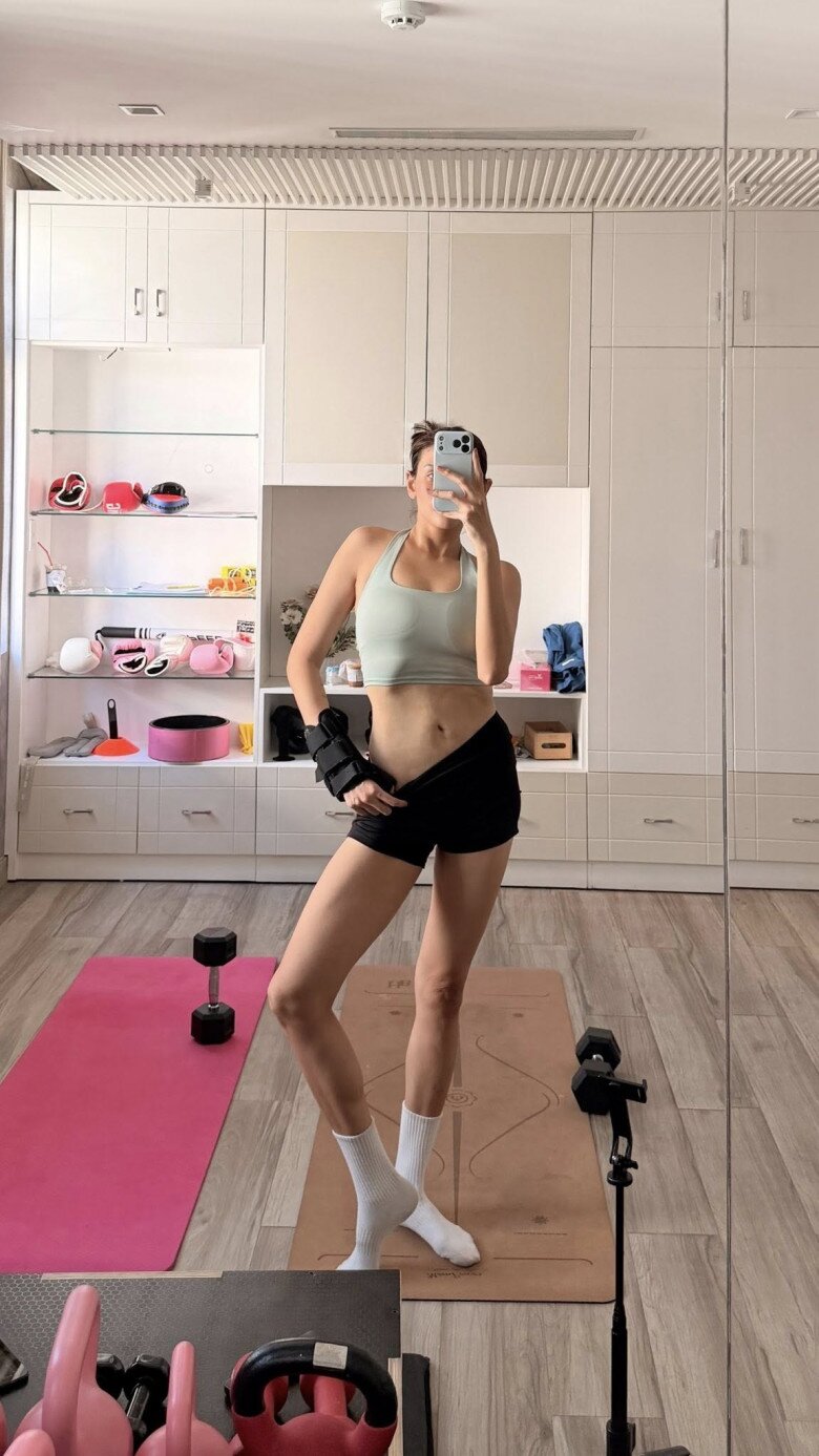 Sao Việt 24h: Đỗ Mỹ Linh vừa gặp amp;#34;bão tápamp;#34; liền được chồng Chủ tịch tặng hoa, thắc mắc ai dạy ông xã hành động lãng mạn - 10