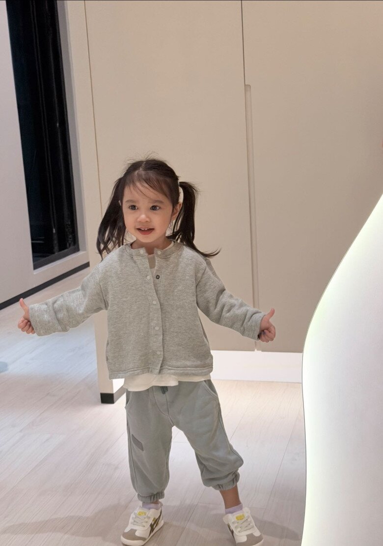 Sao Việt 24h: Doanh nhân Cường Đô La đầu đầy tóc bạc giản dị đưa 2 amp;#34;bản saoamp;#34; của mình đi học - 10