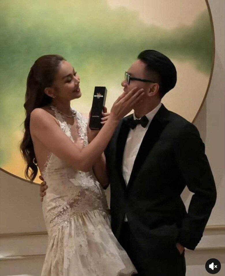 Sao Việt 24h: H’Hen Niê bế con gái đến mừng sinh nhật bà nội, bố chồng nàng hậu cúi người tặng hoa cho vợ cực amp;#34;tìnhamp;#34; - 9