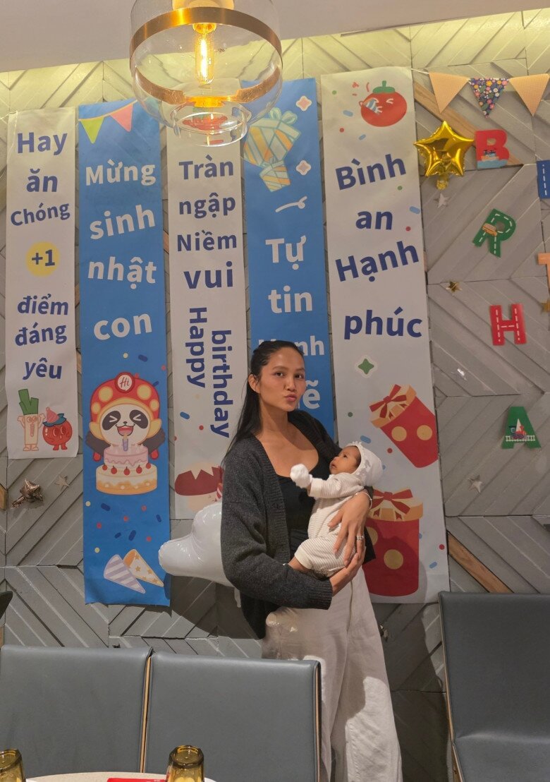 Sao Việt 24h: Con gái Hamp;#39;Hen Niê 2 tháng tuổi đã có chuyến bay đầu đời, về Đắk Lắk được bà ngoại cưng chiều - 2