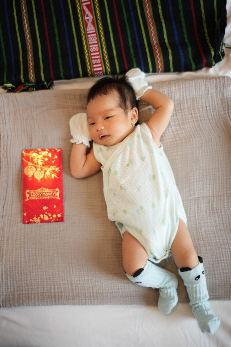 Con gái HHen Niê cứng cáp và lanh lợi khi mới 2 tháng tuổi.