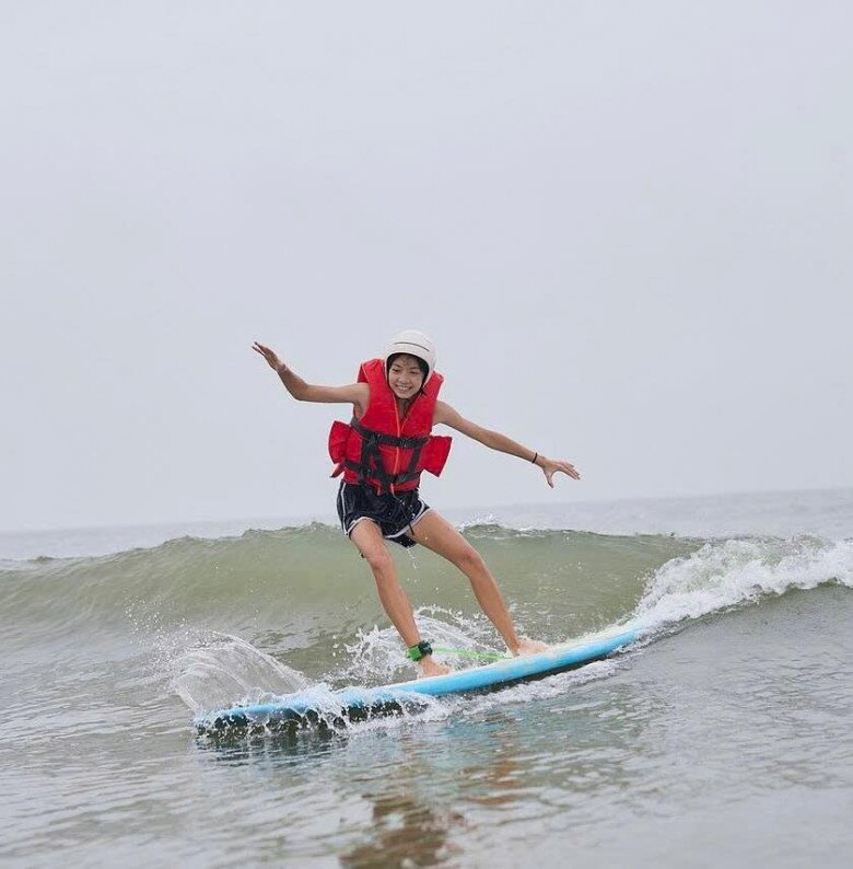 Sao Việt 24h: Hoa hậu Đỗ Mỹ Linh lộ vòng 2 lùm lùm, nghi vấn mang thai lần 2 khi dự đám cưới Đỗ Thị Hà - 4