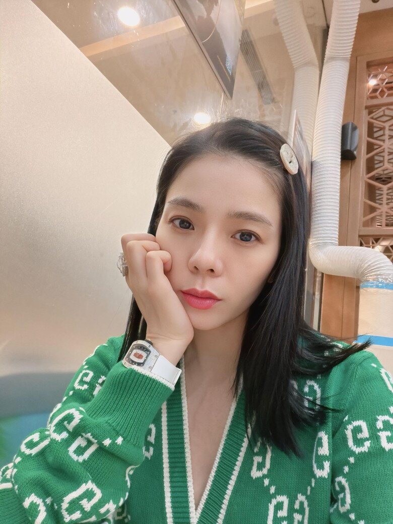 Sao Việt 24h: Hoa hậu Đỗ Mỹ Linh lộ vòng 2 lùm lùm, nghi vấn mang thai lần 2 khi dự đám cưới Đỗ Thị Hà - 11