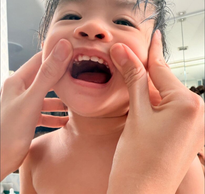 Sao Việt 24h: Jun Phạm hé lộ nửa gương mặt con gái Ngô Thanh Vân, nhóc tì 4 tháng tuổi bụ bẫm, lông mi amp;#34;dài ngoằngamp;#34; - 10