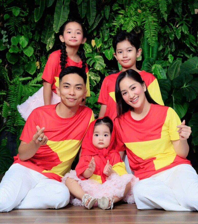 Khánh Thi - Phan Hiển có 3 con đủ nếp, đủ tẻ.