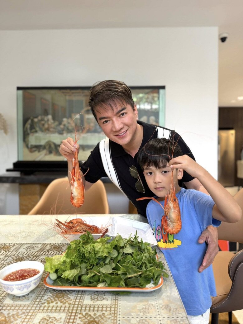 Sao Việt 24h: Lan Phương đăng ảnh mặt mộc trước gương, nhan sắc khiến nhiều người bình luận amp;#34;khác lạamp;#34; - 14