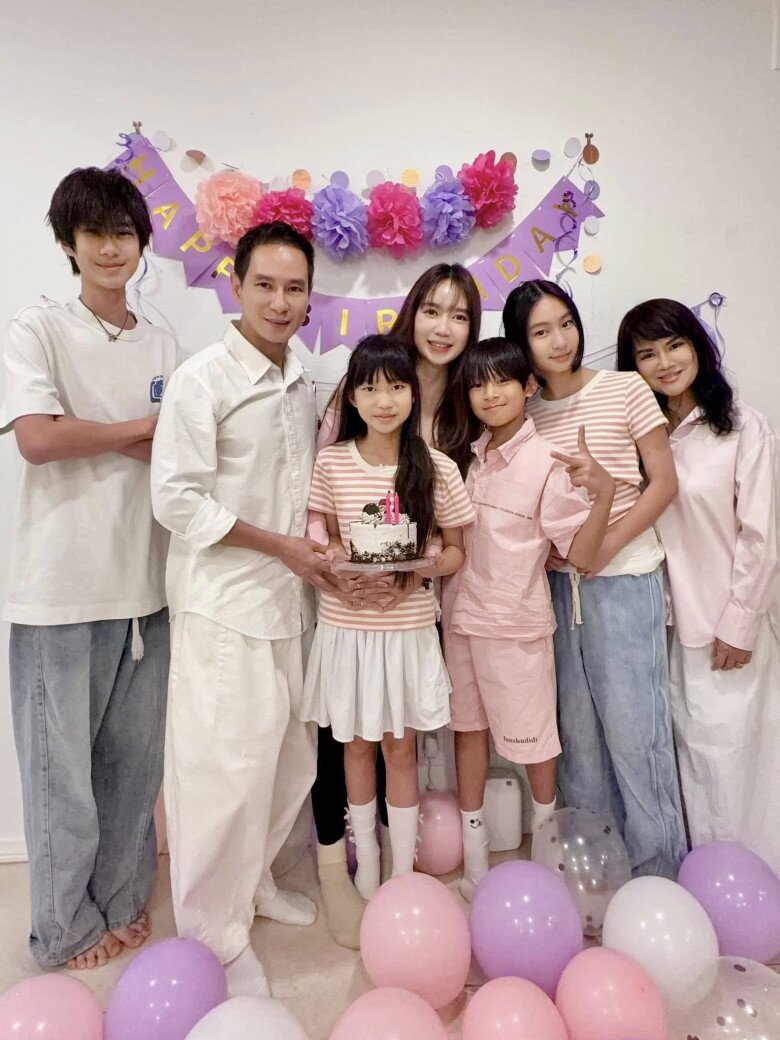 Sao Việt 24h: Lan Phương đăng ảnh mặt mộc trước gương, nhan sắc khiến nhiều người bình luận amp;#34;khác lạamp;#34; - 13