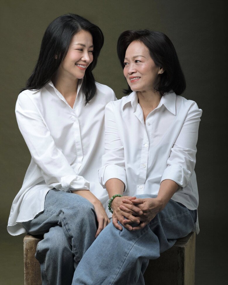 Sao Việt 24h: Lan Phương đăng ảnh mặt mộc trước gương, nhan sắc khiến nhiều người bình luận amp;#34;khác lạamp;#34; - 12