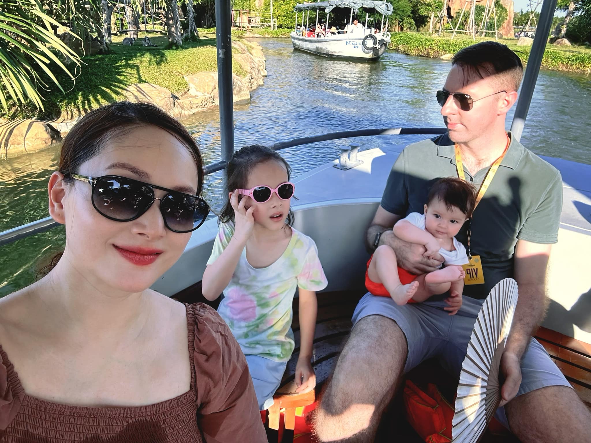 Lan Phương ly hôn chồng Tây và giành quyền nuôi 2 con.