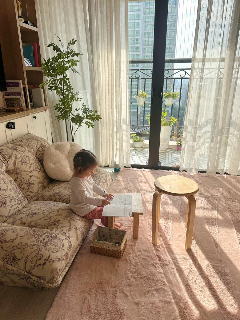 Sao Việt 24h: Lê Phương amp;#34;mêamp;#34; chồng trẻ Trung Kiên ra mặt sau 8 năm về chung nhà, chỉ tấm lưng cũng khiến cô rung động - 7