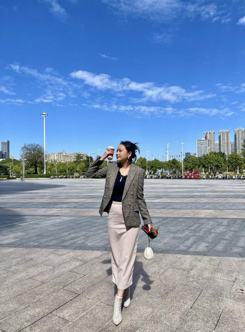 Sao Việt 24h: Lê Phương amp;#34;mêamp;#34; chồng trẻ Trung Kiên ra mặt sau 8 năm về chung nhà, chỉ tấm lưng cũng khiến cô rung động - 5