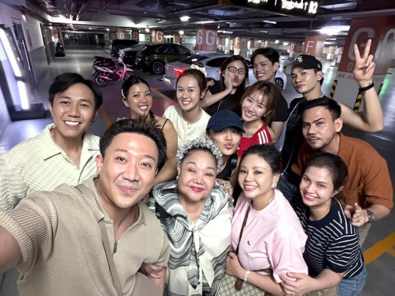 Sao Việt 24h: Lệ Quyên được khen mặt mộc trẻ hơn người tình kém 12 tuổi, tay trong tay đẹp đôi khiến dân tình chú ý - 12