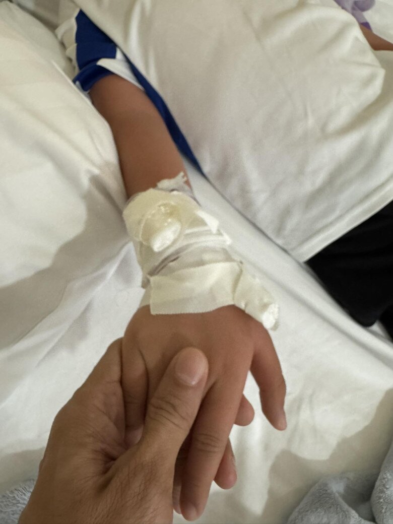 Sao Việt 24h: Lệ Quyên amp;#34;gây sốtamp;#34; vì hành động ngọt ngào khi tình trẻ Lâm Bảo Châu bị thương, được ví như amp;#34;hậu phương vững chắcamp;#34; - 12