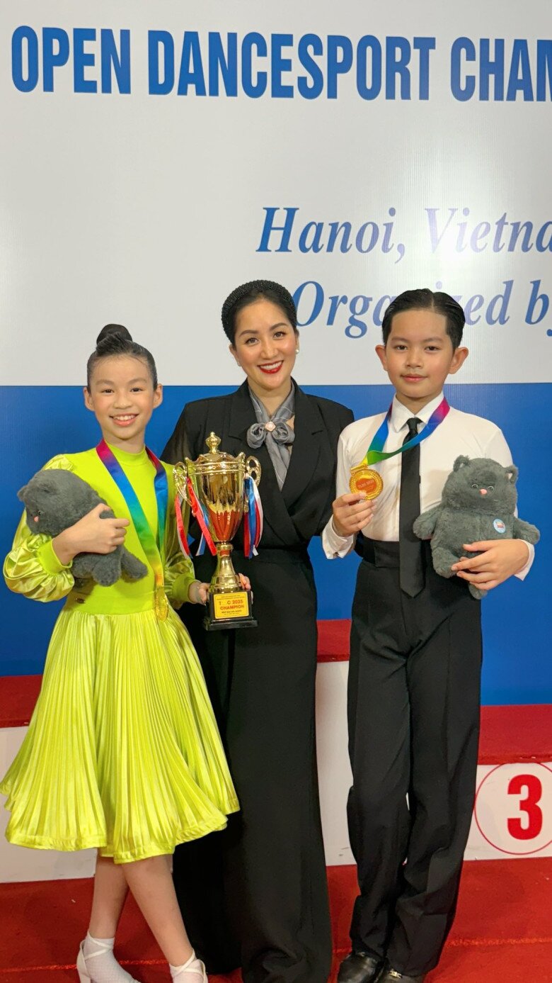 Sao Việt 24h: MC Diệp Chi cùng con gái đến Thượng Hải, ái nữ 13 tuổi dáng chuẩn như người mẫu, nhìn như em gái của mẹ - 6