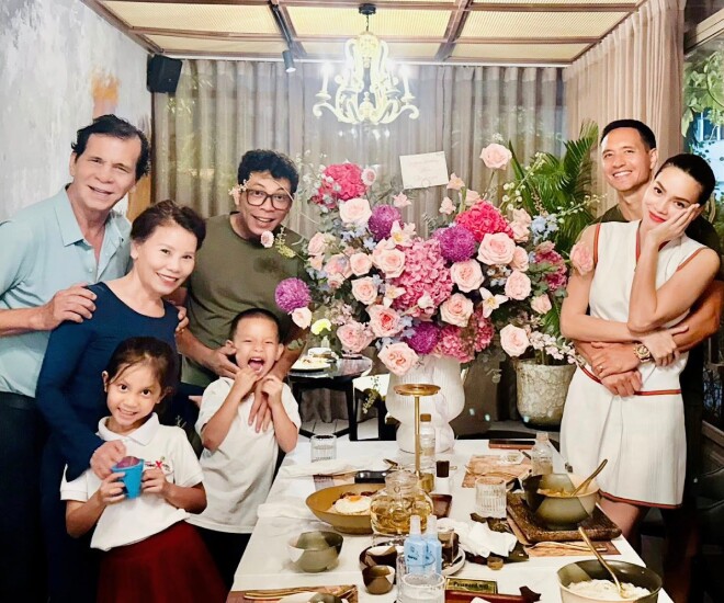 Mẹ Hồ Ngọc Hà viên mãn ở tuổi U70 khi được chồng và con cháu tổ chức sinh nhật ấm cúng.