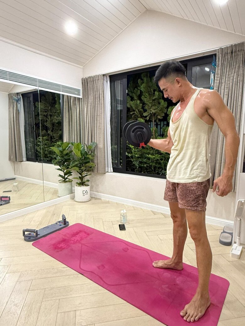 Sao Việt 24h: Mẹ Hồ Ngọc Hà tình tứ bên chồng lai Pháp trong ngày sinh nhật, U70 khoe dáng trẻ trung, viên mãn bên con cháu - 14