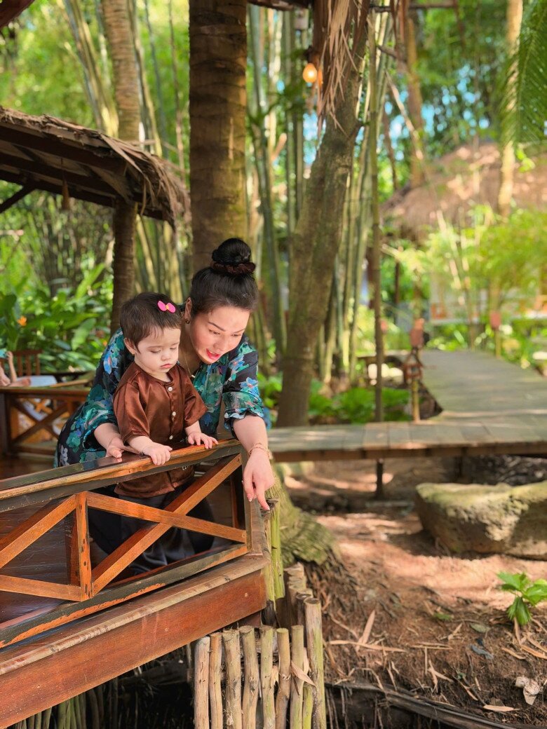 Nhật Kim Anh cho con gái khám phá môi trường xung quanh.