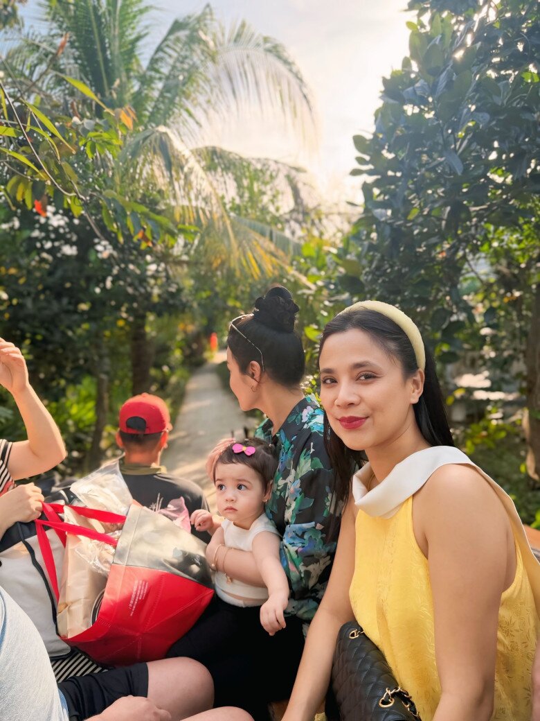 Lần đầu được đi dã ngoại, Julia biểu cảm lúc tò mò, lúc lại ngơ ngác.