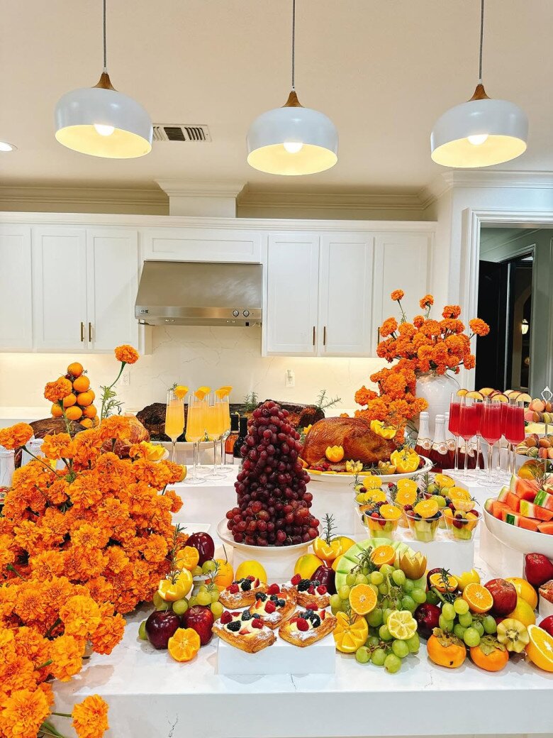 Hoa hậu Phạm Hương khoe bàn tiệc cho ngày Lễ Tạ ơn rực rỡ bên trời Tây.