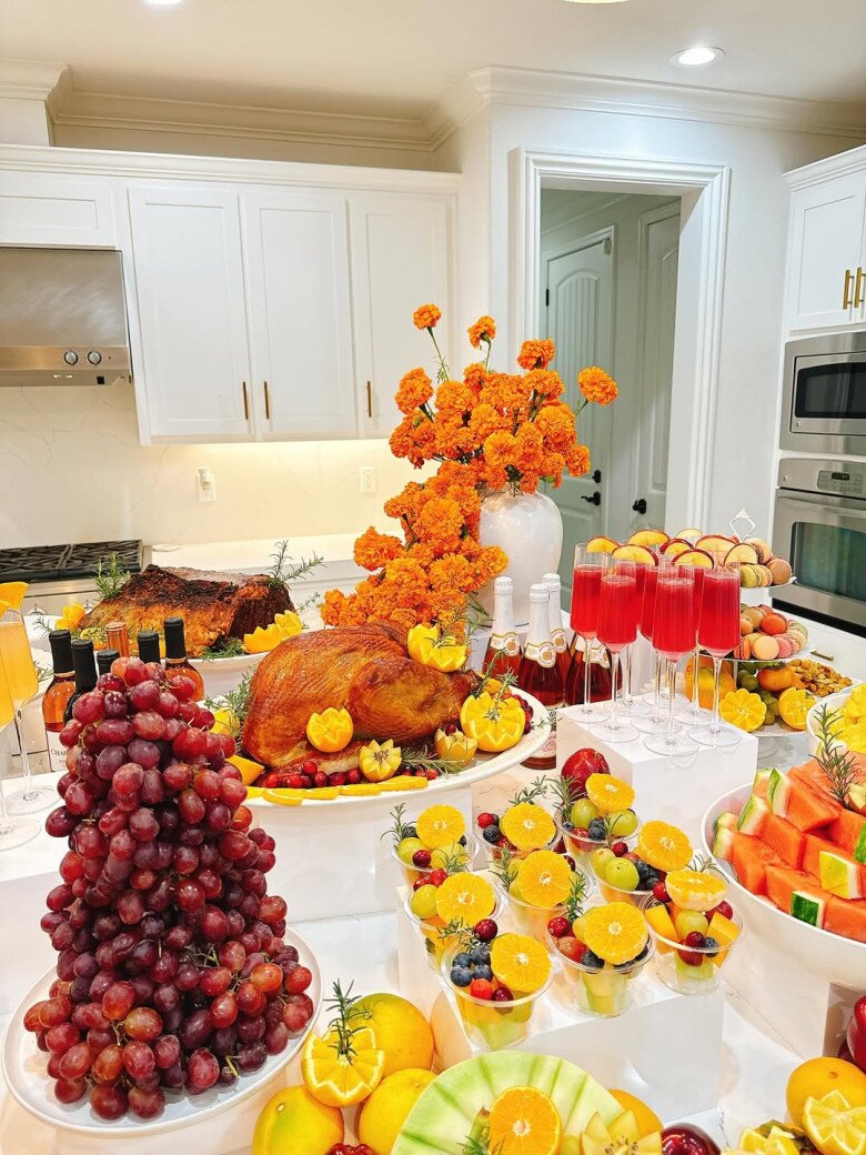 Bàn tiệc nhà Phạm Hương có đầy đủ các món ăn truyền thống của Lễ Tạ ơn.