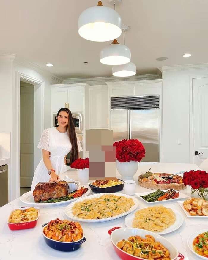 Mỗi dịp lễ, Phạm Hương đều tự tay trang hoàng căn biệt thự tại Mỹ khiến mọi người trầm trồ.