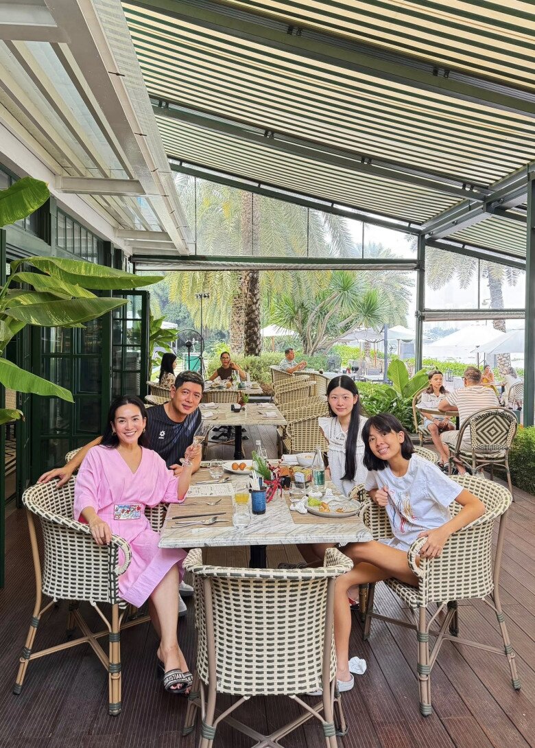 Sao Việt 24h: Quý tử nhà Đặng Thu Thảo gây sốt với ánh mắt amp;#34;tổng tài nhíamp;#34; khi đứng sau em gái, thần thái amp;#34;không phải dạng vừaamp;#34; - 10