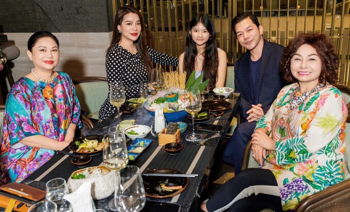 Bảo Tiên đón sinh nhật bên bố mẹ và 2 bà nội, ngoại.