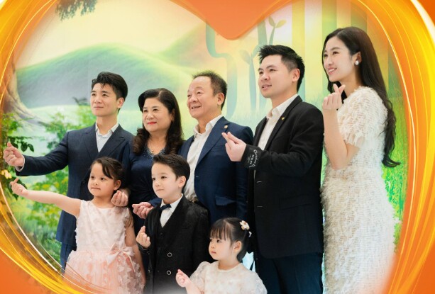 Sao Việt 24h: Vợ cũ Đàm Vĩnh Hưng khoe ảnh bên Kim Lý, cách xưng hô amp;#34;mẹ - conamp;#34; gây chú ý - 5