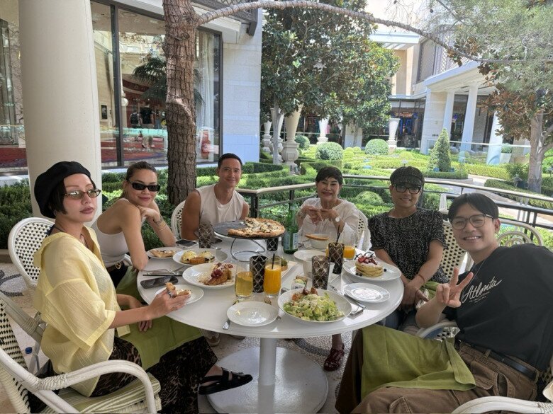 Trước lời chúc mừng sinh nhật thân thiết của mẹ nuôi, Kim Lý nhanh chóng gửi lời cảm ơn.