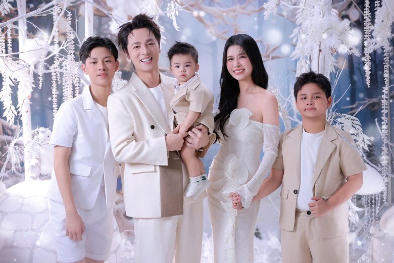 Sao Việt 24h: Vợ Ưng Hoàng Phúc amp;#34;ghen nhẹamp;#34; vì chồng chỉ hôn con, than thở hài hước sau hơn 10 năm gắn bó - 8