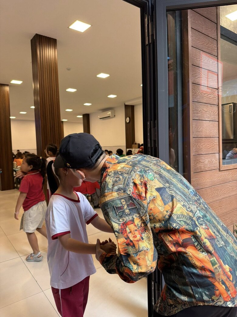 Khoảnh khắc Ưng Hoàng Phúc thể hiện sự dịu dàng và tình cảm dành cho ái nữ.