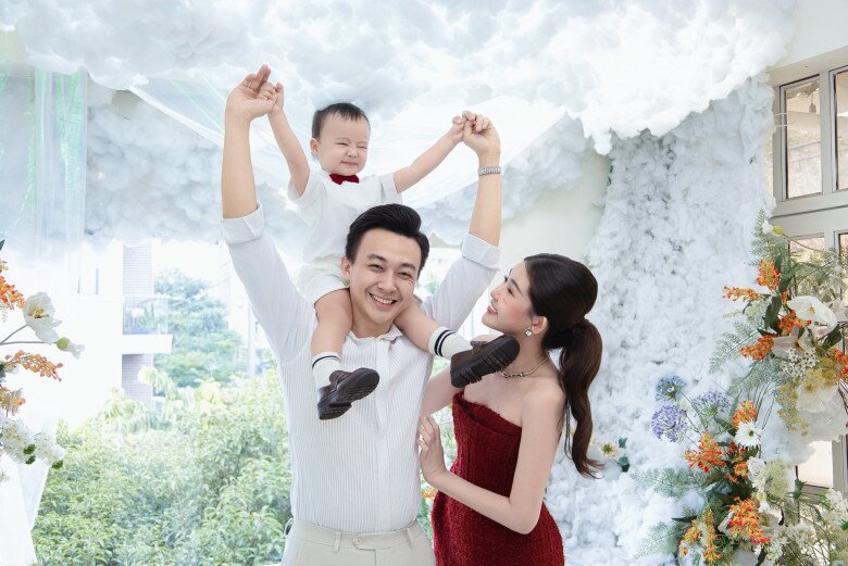 Sao Việt 24h: Vợ Ưng Hoàng Phúc amp;#34;ghen nhẹamp;#34; vì chồng chỉ hôn con, than thở hài hước sau hơn 10 năm gắn bó - 5