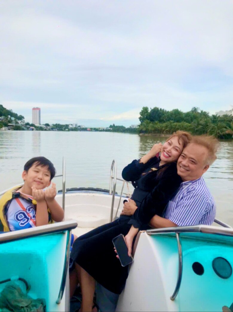 Sao Việt 24h: Vợ Ưng Hoàng Phúc amp;#34;ghen nhẹamp;#34; vì chồng chỉ hôn con, than thở hài hước sau hơn 10 năm gắn bó - 7