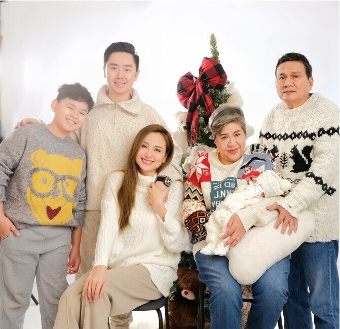 Sao Việt 24h: Vợ Ưng Hoàng Phúc amp;#34;ghen nhẹamp;#34; vì chồng chỉ hôn con, than thở hài hước sau hơn 10 năm gắn bó - 6