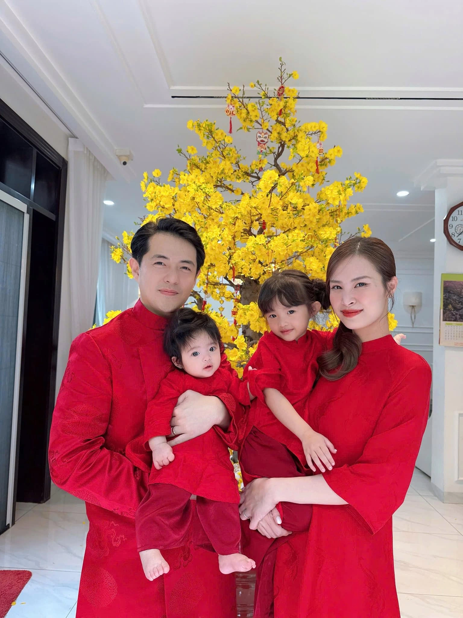 Gia đình Đông Nhi - Ông Cao Thắng khiến nhiều người ngưỡng mộ.